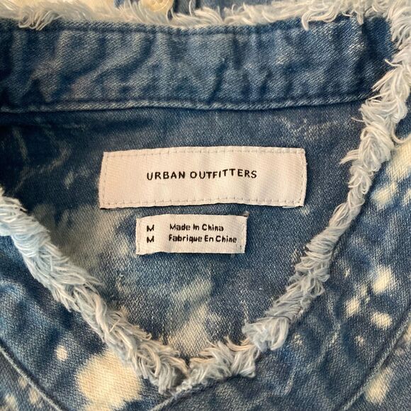 Urban Outfitters Shirt Mens Sz M Blue Cotton Bleach Splatter Denim Button Up - Picture 3 of 10